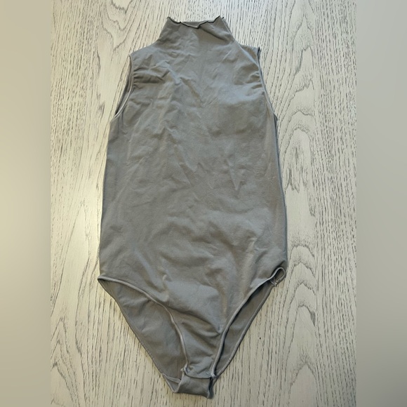 SKIMS Essentials Mockneck Bodysuit - Picture 4 of 6